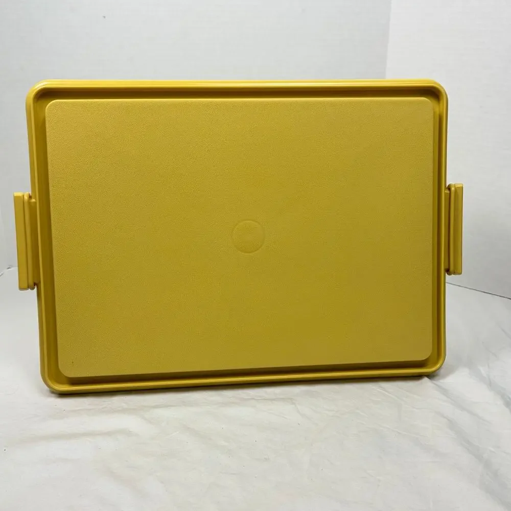 VTG Tupperware harvest gold rectangle cake carrier with handle. 622, 623, 624